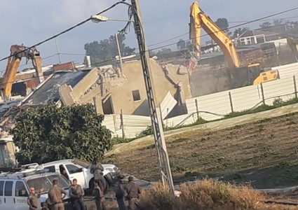سلطات الاحتلال تهدم منزلا في رهط بالنقب