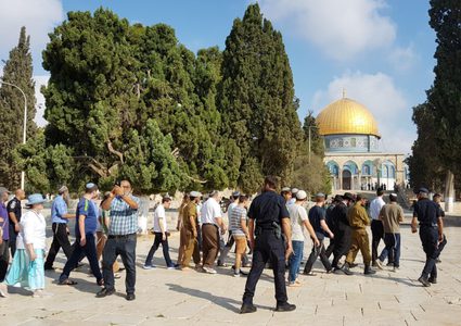 مستوطنون يقتحمون الأقصى وينفذون جولات استفزازية