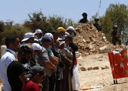 طوباس:مواطنون يؤدون صلاة الجمعة على الشارع الذي جرفه الاحتلال