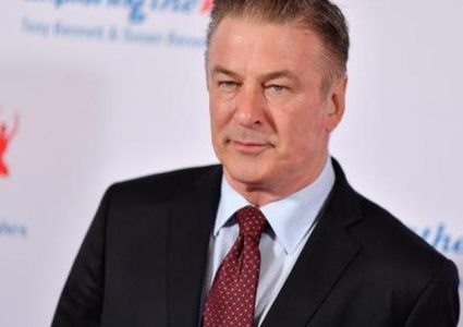 ممثّل أميركي شهير يقتل مديرة التصوير بمسدّس خلّبي