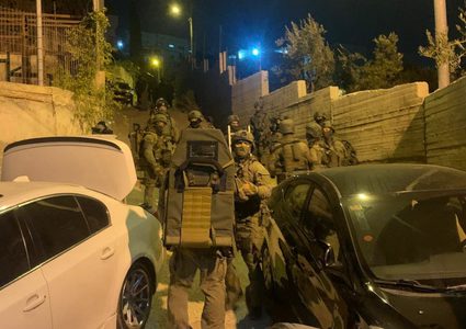 الاحتلال يعتدي على عائلة في جبل المكبر ويعتقل 5 من أفرادها