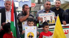 أهالي الأسرى ينظمون وقفة دعم للأسرى المضربين عن الطعام