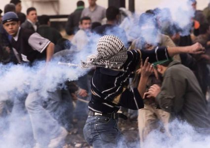 بدو: الاحتلال يقمع مسيرة مطالبة باسترداد جثامين الشهداء