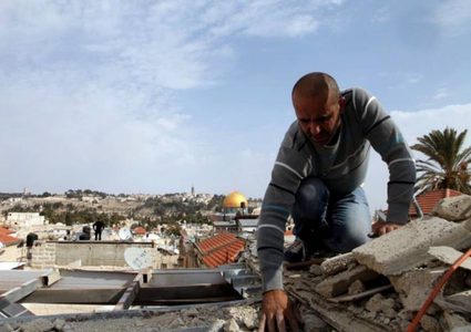 الاحتلال يجبر مواطنًا مقدسيًا على هدم منزله في القدس