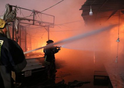 إخماد حريق في منطقة مجمع رغدان بالأردن