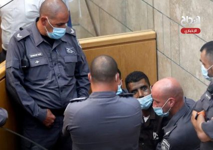 الاحتلال يمنع الأسير زكريا الزبيدي من رفع شارة النصر