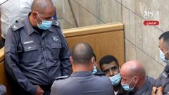 الاحتلال يمنع الأسير زكريا الزبيدي من رفع شارة النصر