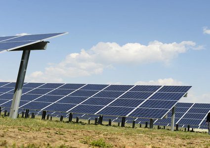 اتفاقيتان لتشغيل محطة توليد الكهرباء من الطاقة الشمسية