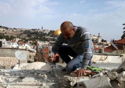 قوات الاحتلال تجبر مقدسيا على هدم منزله ذاتيا