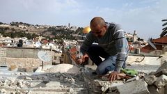 قوات الاحتلال تجبر مقدسيا على هدم منزله ذاتيا