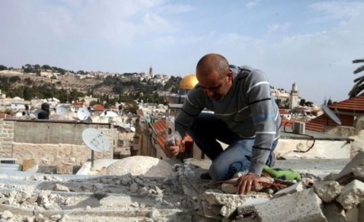 قوات الاحتلال تجبر مقدسيا على هدم منزله ذاتيا