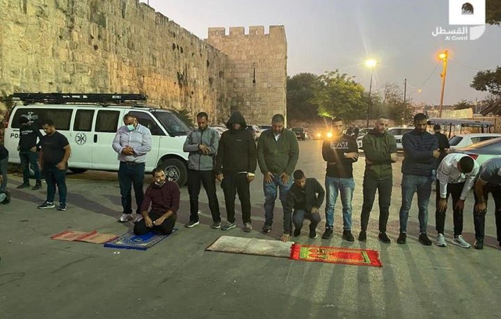 مقدسيون يؤدون صلاة المغرب أمام المقبرة اليوسفية
