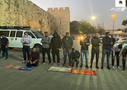 مقدسيون يؤدون صلاة المغرب أمام المقبرة اليوسفية