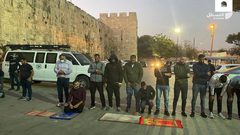 مقدسيون يؤدون صلاة المغرب أمام المقبرة اليوسفية