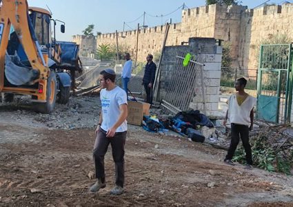 القدس: آليات الاحتلال تعتدي على المقبرة اليوسفية بتجريفها