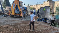 القدس: آليات الاحتلال تعتدي على المقبرة اليوسفية بتجريفها