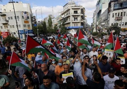 مسيرة وسط مدينة رام الله إسنادا للأسرى المضربين عن الطعام