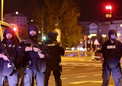 إصابة 4 من المارة في هجوم بسكين في فيينا