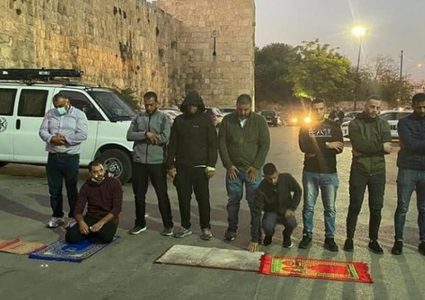 الاحتلال يقمع المشاركين بصلاة المغرب في المقبرة اليوسفية بالقدس