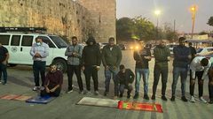 الاحتلال يقمع المشاركين بصلاة المغرب في المقبرة اليوسفية بالقدس
