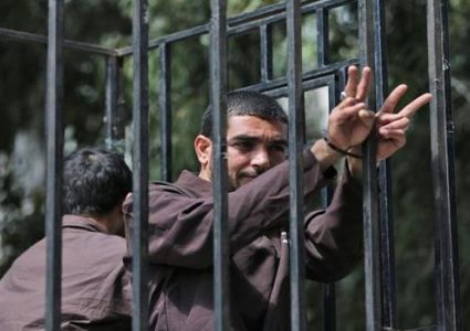 7 أسرى يواصلون إضرابهم عن الطعام رفضاً لاعتقالهم الإداري