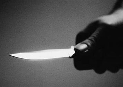 معلمة مصرية تقتحم مدرسة وتطعن طالباً بسكين