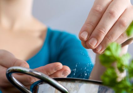 طرق لإصلاح الوجبات المالحة أثناء الطهي