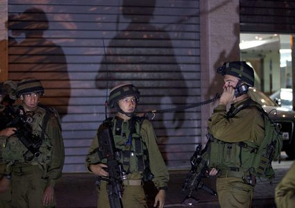 الاحتلال يغلق عددًا من الطرق الفرعية شرق بلدة دورا