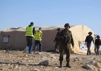 الخليل: مستوطنون ينصبون ثلاثة "كرافانات" بمسافر يطا