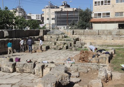 مستوطنون يقيمون صلوات تلمودية في بئر حرم الرامة بالخليل