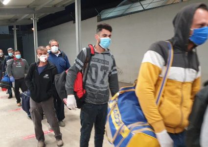 صحيفة: حكومة الاحتلال تدرس إصدار تصاريح دخول للعمال من قطاع غزة