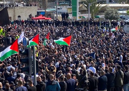 أهالي أم الفحم يتظاهرون ضد تفشي الجريمة وتواطؤ شرطة الاحتلال