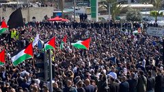 أهالي أم الفحم يتظاهرون ضد تفشي الجريمة وتواطؤ شرطة الاحتلال