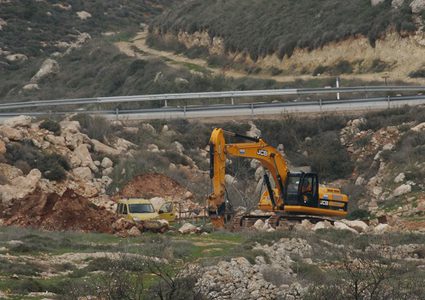 الاحتلال يخطر بتجريف طريق زراعي قرب بيت لحم