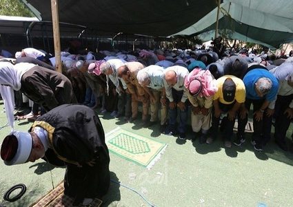 مواطنون يؤدون صلاة الجمعة قرب مدرسة المالح في الاغوار