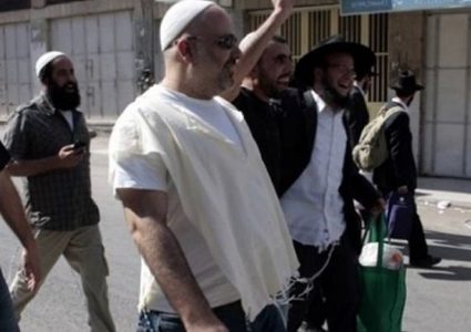 مستوطنون يعتدون على المواطنين في البلدة القديمة من الخليل