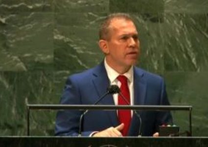 مندوب إسرائيل يمزق تقريرًا أمميًا يدين الجرائم بحق الفلسطينيين