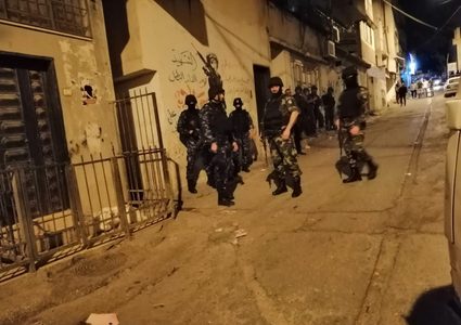 الأجهزة الأمنية تفض مظاهرة مسلحة في مخيم بلاطة شرق نابلس