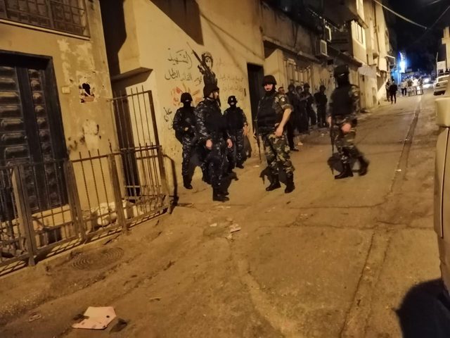 الأجهزة الأمنية تفض مظاهرة مسلحة في مخيم بلاطة شرق نابلس