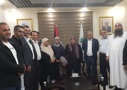 اللواء ماجد فرج يلتقي عائلات الأسرى المضربين ونادي الأسير