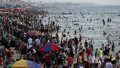 بلدية غزة تعلن انتهاء موسم السباحة في البحر