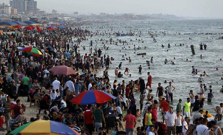 بلدية غزة تعلن انتهاء موسم السباحة في البحر