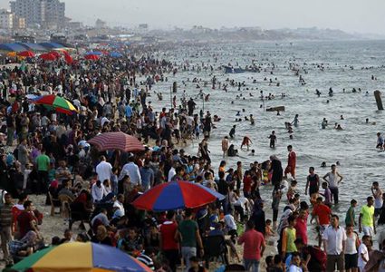 بلدية غزة تعلن انتهاء موسم السباحة في البحر
