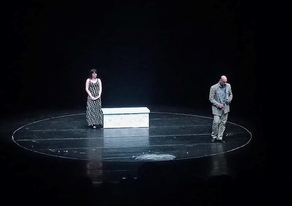 "لغم أرضي".. دراما مسرحية تعالج قضايا وجودية عبر حوار بين زوجين