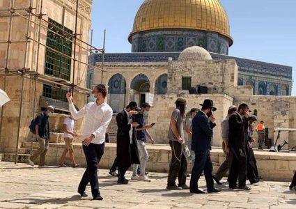 عشرات المستوطنين يقتحمون الأقصى