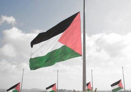 المنظمة تقرر تنكيس العلم الفلسطيني تنديدا "بإعلان بلفور" المشؤوم