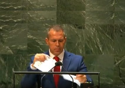 سفير "إسرائيل"يمزق تقرير مجلس حقوق الانسان على منصة الأمم المتحدة