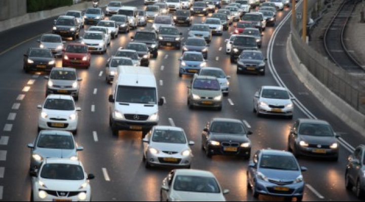 الاحتلال يلزم العمل بقانون إضاءة مصابيح المركبات اليوم