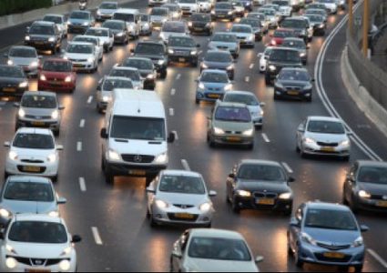 الاحتلال يلزم العمل بقانون إضاءة مصابيح المركبات اليوم