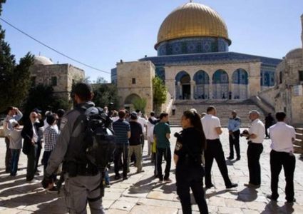 مستوطنون يقتحمون الأقصى بحماية من شرطة الاحتلال